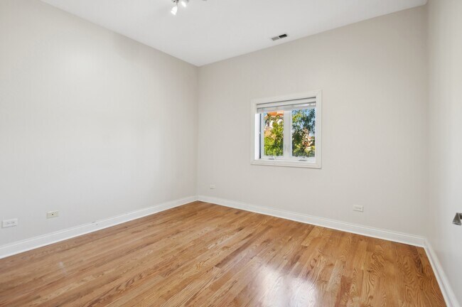 Building Photo - 5758 N California Ave