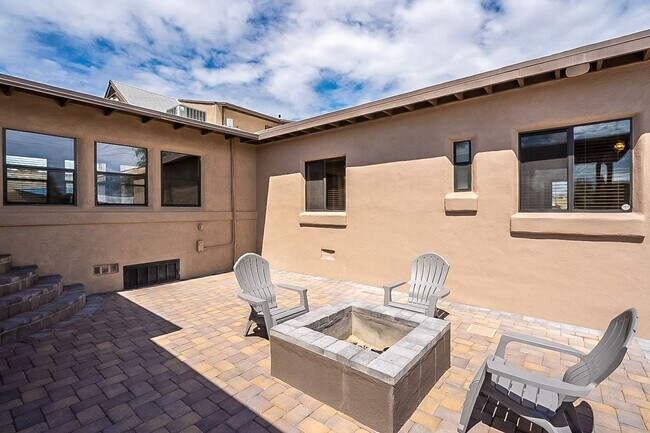 Building Photo - 928 E 6th St