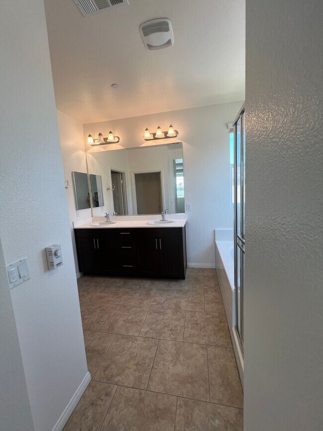 Building Photo - 3 bed, 2 1/2 bath home in Los Agaves Community!