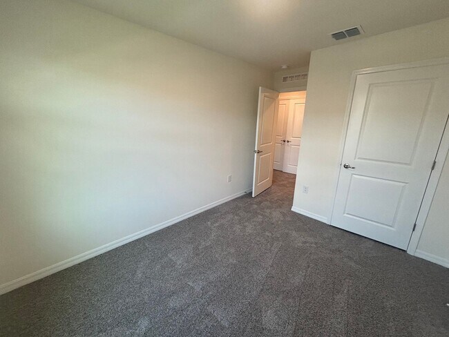 Building Photo - 3/2 Townhouse, Great Location