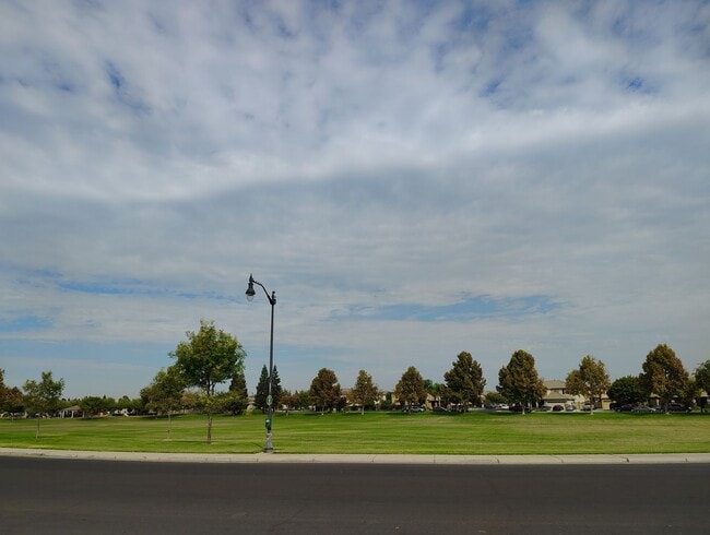 Building Photo - 880 Raccoon Valley Dr