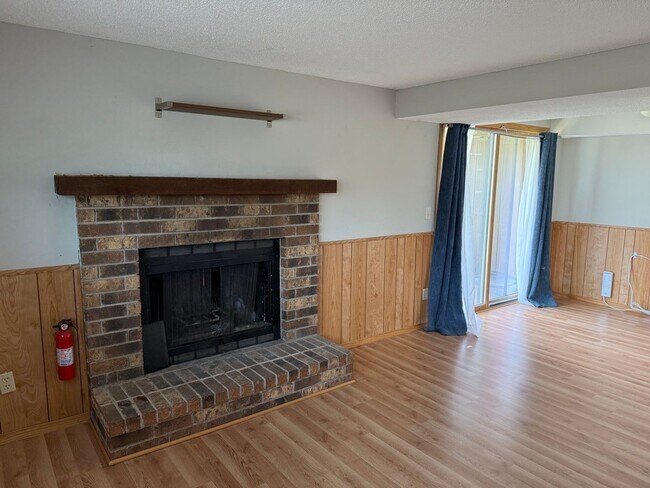 Building Photo - Low Maintenance Living - 2 Bedroom 2 Bathr...