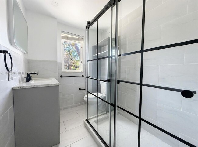 Building Photo - 841 W 40th St