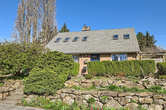 Primary Photo - Charming Seattle Home in Seattle's Wedgwood Neighborhood - Furnished