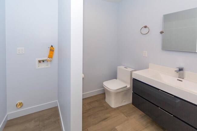 Building Photo - 6850 Encino Ave