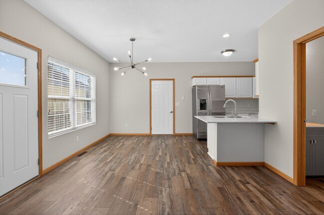 Building Photo - 3 Bedroom 3.5 bath