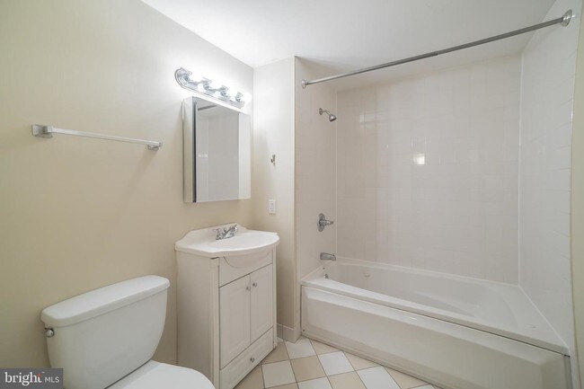 Building Photo - 1010 Arch St