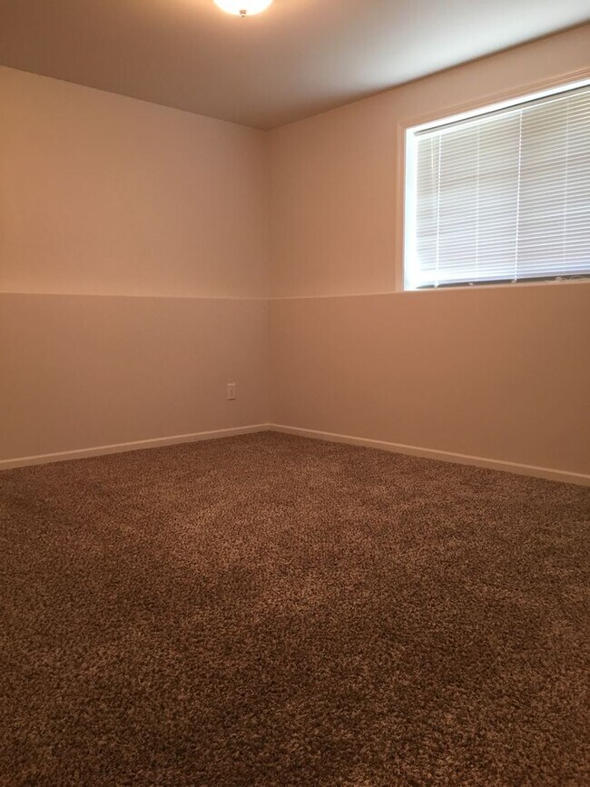 Building Photo - 3 Bed 3 Bath Single Family Home
