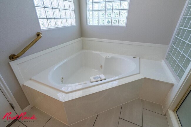 Building Photo - Spacious 6 Bedroom Home with a Balcony!