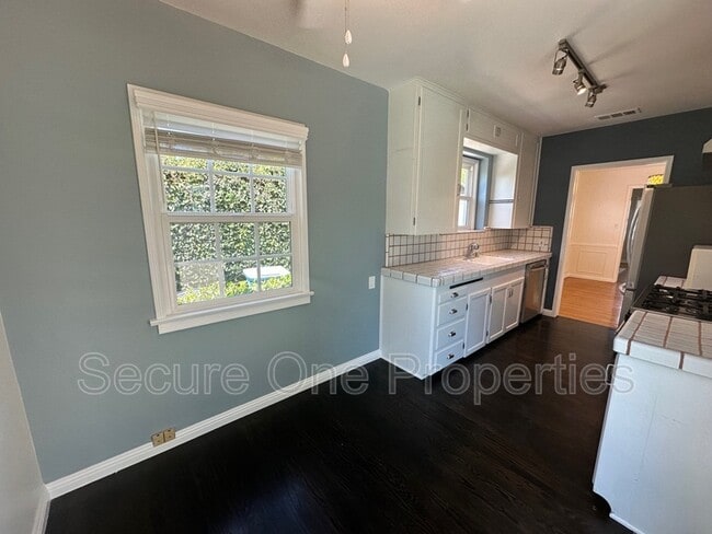 Building Photo - 340 W Spazier Ave