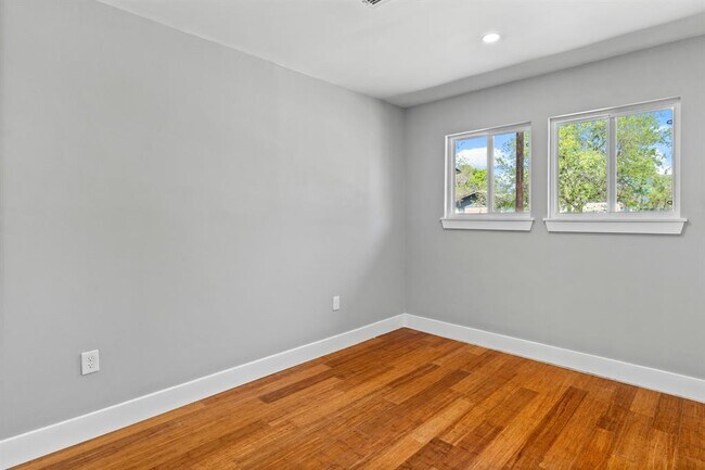 Building Photo - 1113 S Meadows Dr