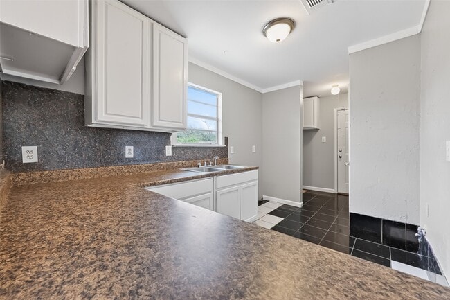 Building Photo - 2446 Mayview Dr