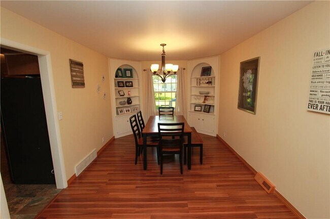 Building Photo - 4 Bedroom, 1.5 Bathroom Beautiful Home - You do not want to miss this one!