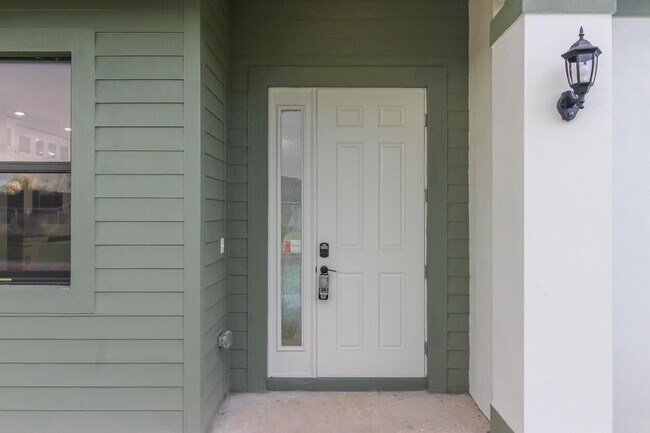 Building Photo - 1143 SW Estaugh Ave