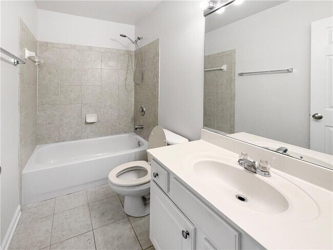 Building Photo - 2425 Fairlie Dr