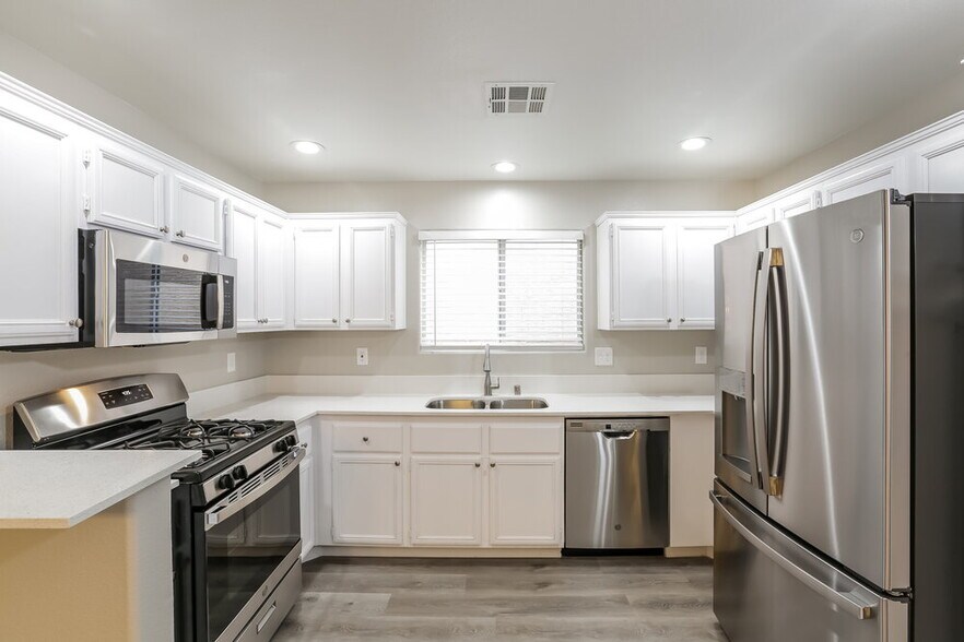 Building Photo - 5620 Cactus Thorn Ave