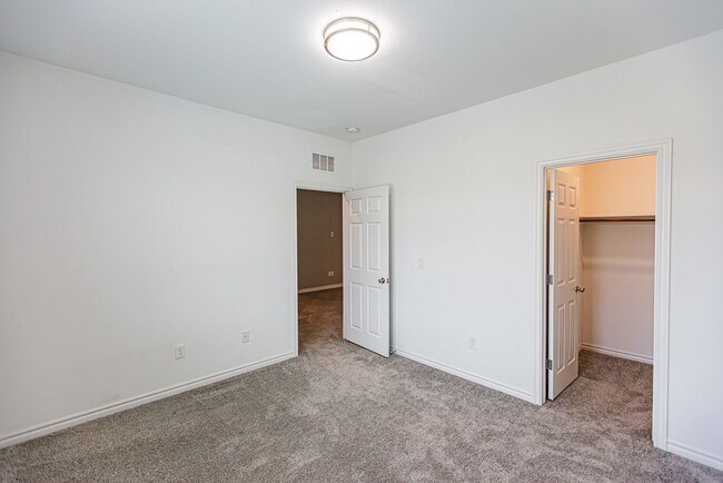 Building Photo - Beautiful 2 story Home