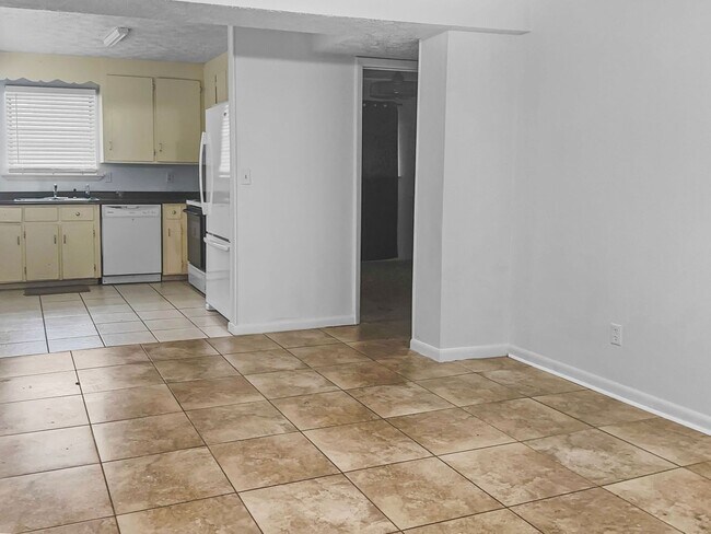 Building Photo - 115 Twin Lakes Dr