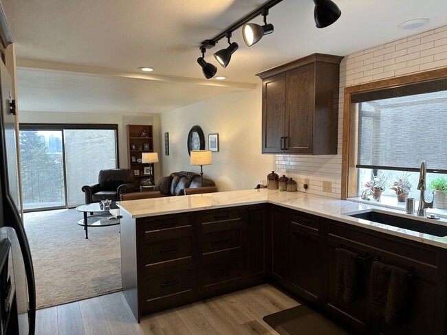 Building Photo - Furnished Condo in Seattle 2 beds and 3 ba...