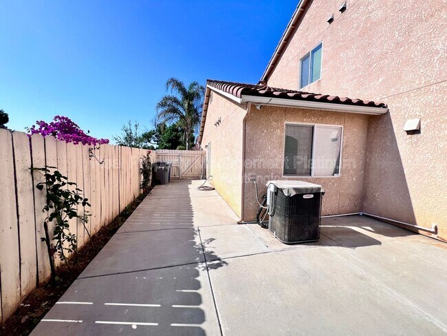 Building Photo - 5460 W Ashcroft Ave