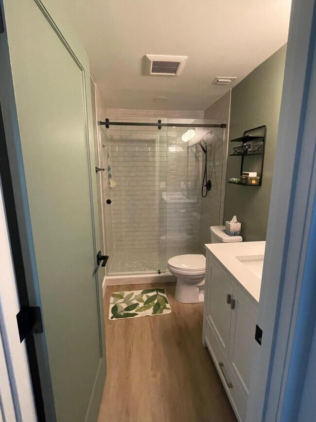 Building Photo - 202 Club Dr