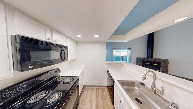 Standard Kitchen - Copper Hill Apartments