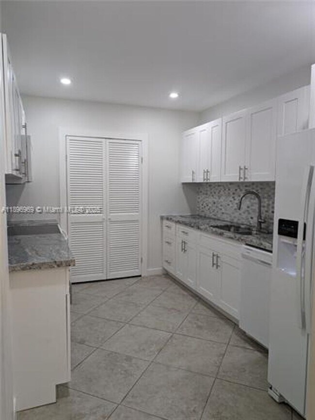 Building Photo - 850 Benevento Ave