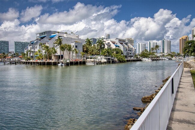 Building Photo - 400 Kings Point Dr