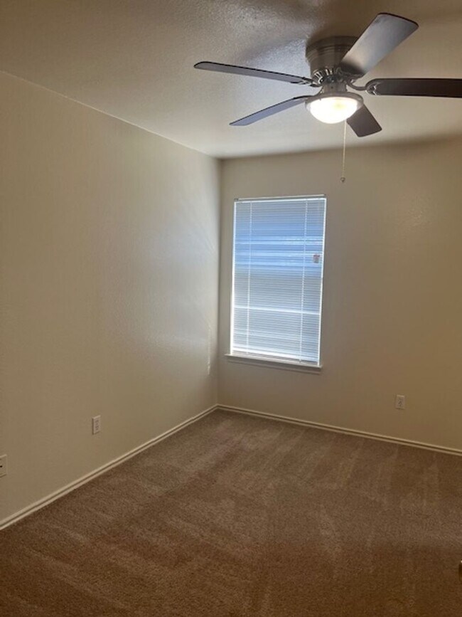 Building Photo - 929