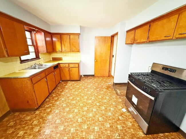 Building Photo - 3 BED 1 BATH BEAUTIFUL SINGLE FAMILY HOME