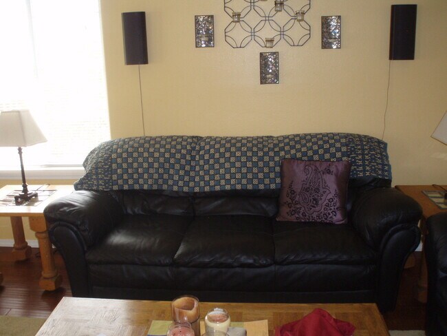 Building Photo - 3 Bedroom, 2 Bath Condo Fully Furnished