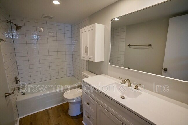 Building Photo - 5025 Hillsboro Dr