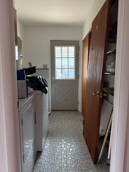 Building Photo - 251 Davis Ave