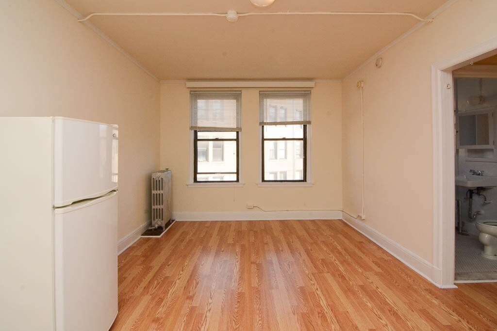 Building Photo - 3335 W Diversey Ave