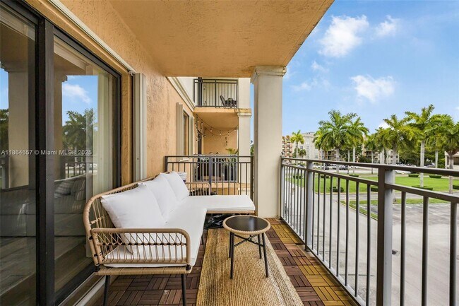 Building Photo - 9340 Fontainebleau Blvd