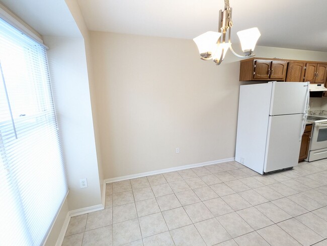 Building Photo - Beautifully maintained townhouse in Freder...