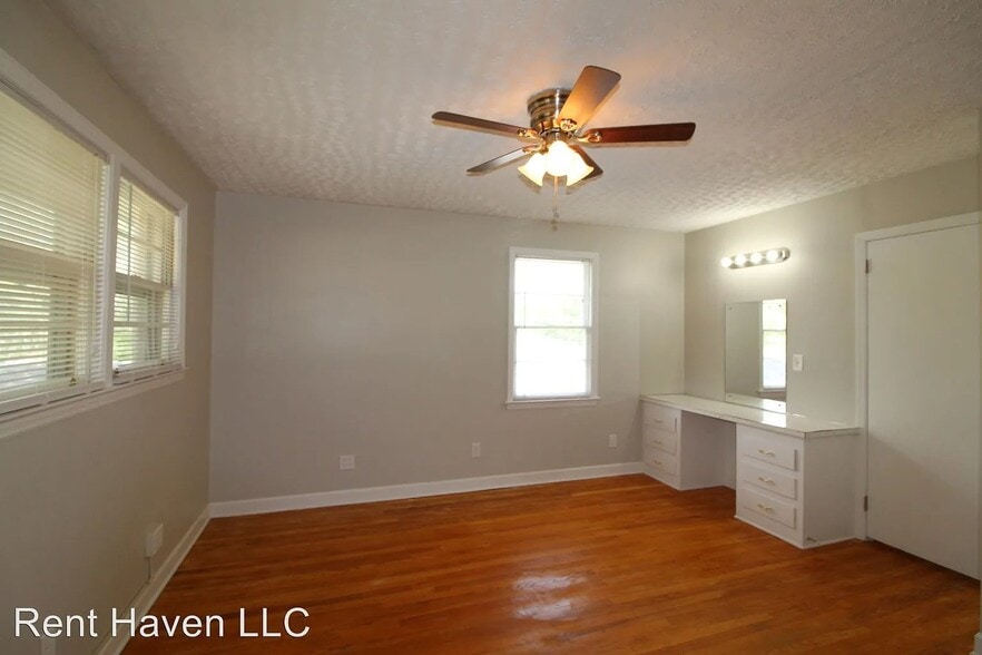 Building Photo - 1619 B Ave