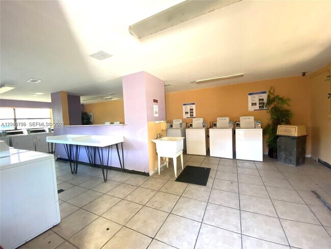 Building Photo - 4033 Lakeside Dr