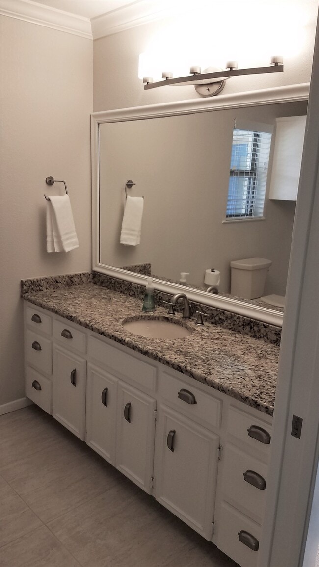 Building Photo - 2055 Island View