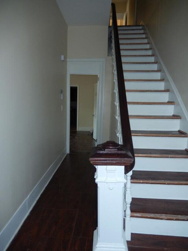 Building Photo - Central JP Location, In-Unit Laundry, Porc...