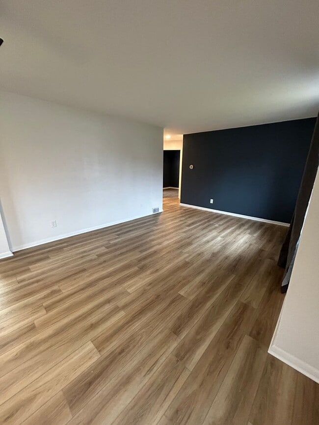 Building Photo - 506 Crescent Boulevard Extension