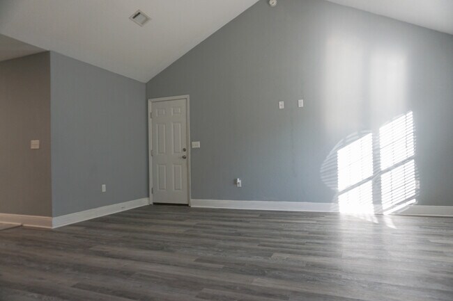 Building Photo - 321 Apple Dr