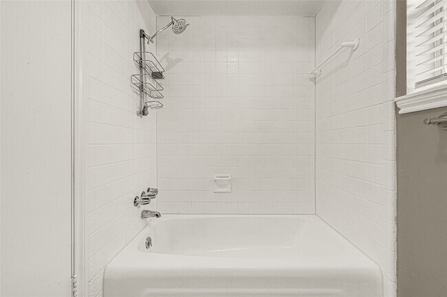 Building Photo - 5702 Vestavia Dr