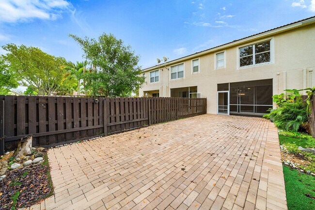 Building Photo - 9663 Lago Dr