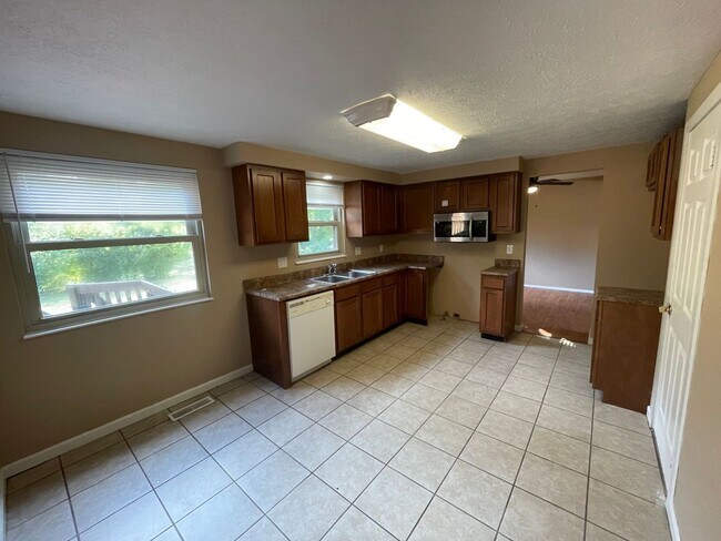 Building Photo - 5683 Crestview Dr