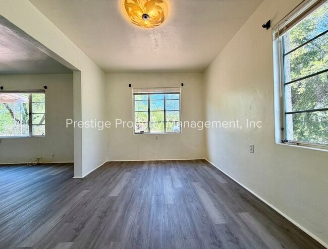Building Photo - 3210 E Linden St