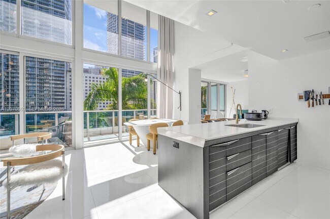 Building Photo - 200 Biscayne Blvd Way
