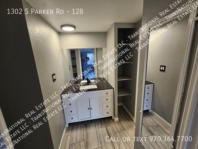 Building Photo - 1302 S Parker Rd