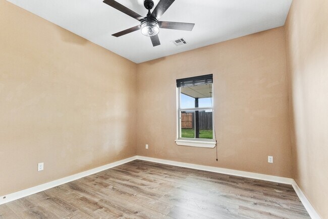 Building Photo - 1200 Ridgeway Dr