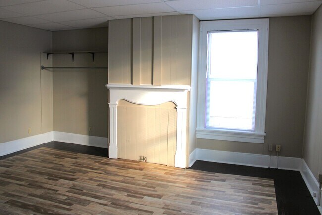 Building Photo - HOUSE, $1600/month plus utilities; TWO Bath!